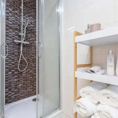 Luxury Boutique | Heart Of Old Town Apartment